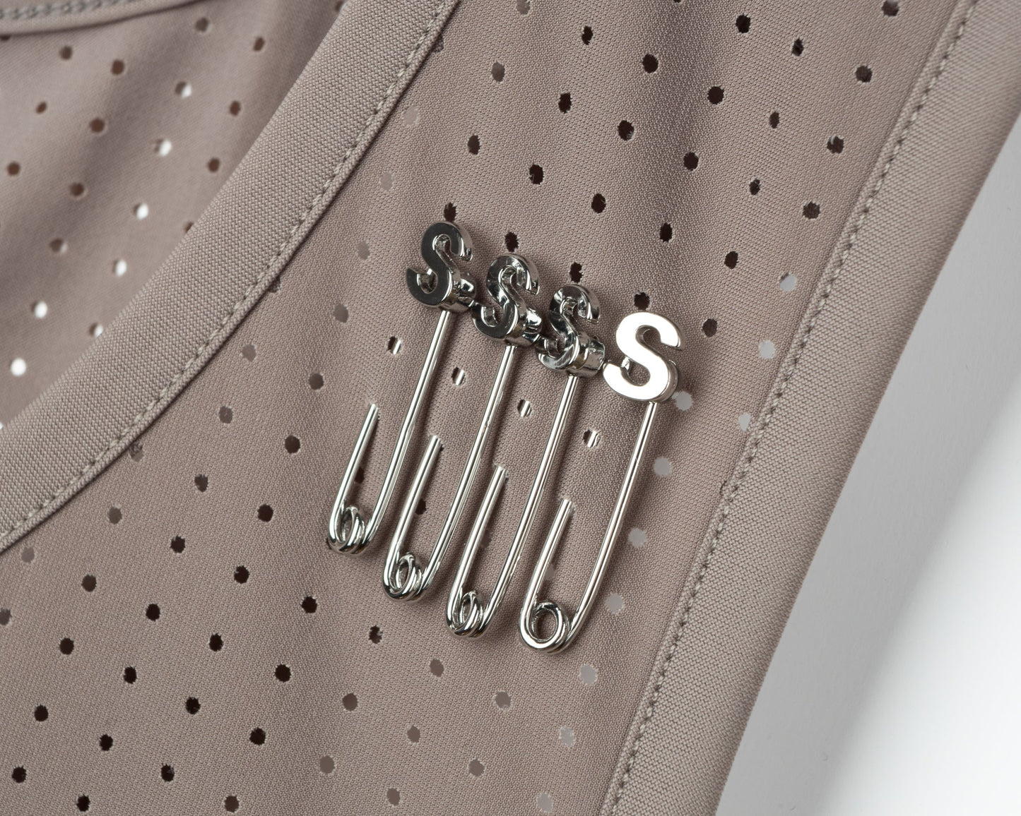 Space-O Singlet Falcon - detalle de los S-Pins y del micro jersey perforado