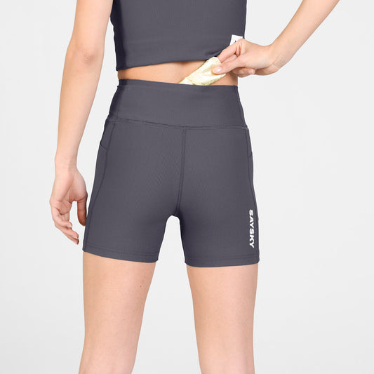 Malla corta SAYSKY Combat+ Rib 4" para mujer, color gris - vista posterior en modelo