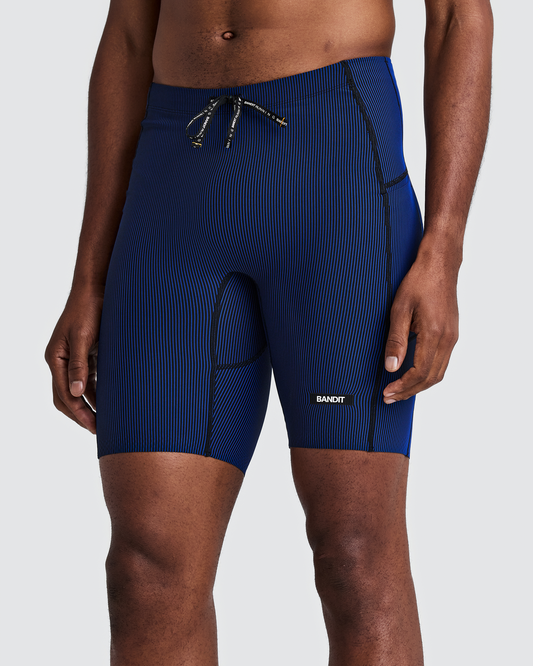 Malla corta Bandit Cadence 7 Pocket para hombre, color Striped Black / Bauhaus Blue - vista frontal en modelo