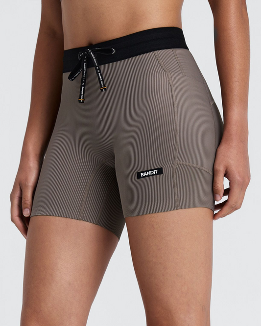 Women's Cadence Comp. Shorts Concrete Taupe / Cocoa - vista frontal en modelo