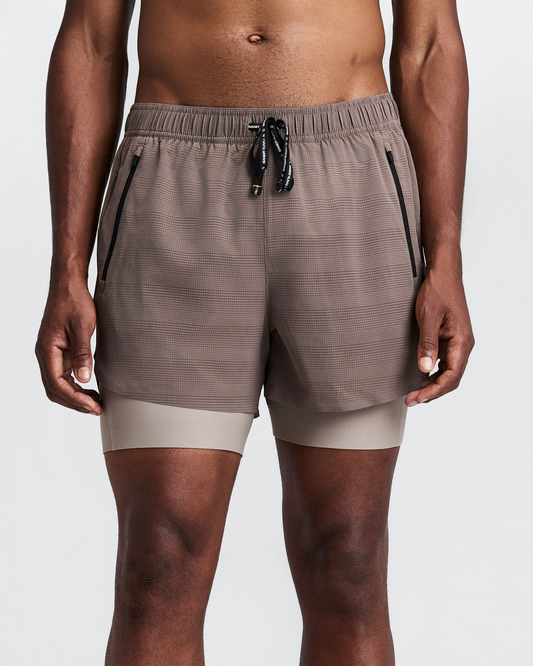 Short 2 en 1 Bandit CoolGrid para hombre, color Cocoa - vista frontal en modelo