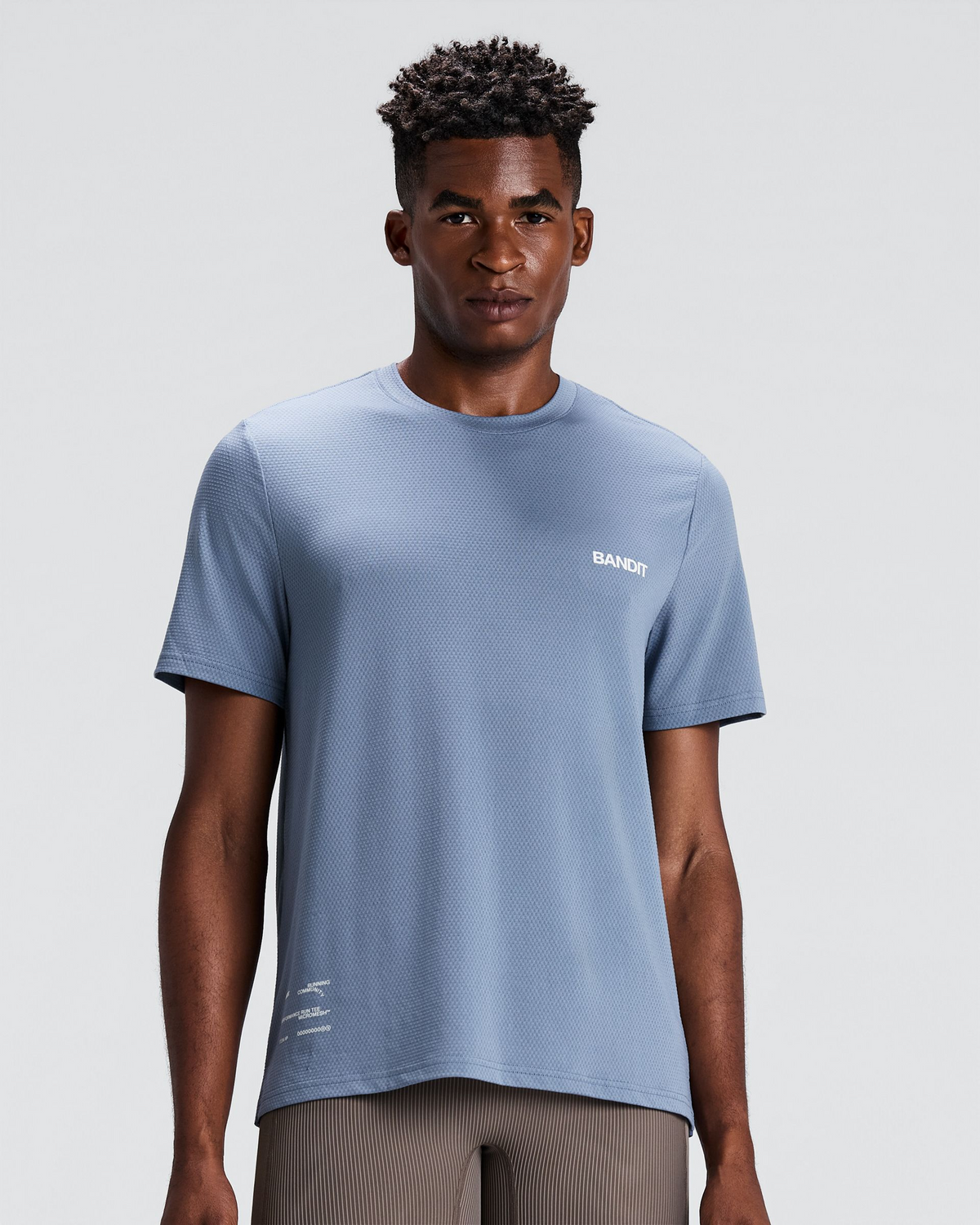 Men's Micromesh Run Tee Steel Horizon - vista frontal en modelo