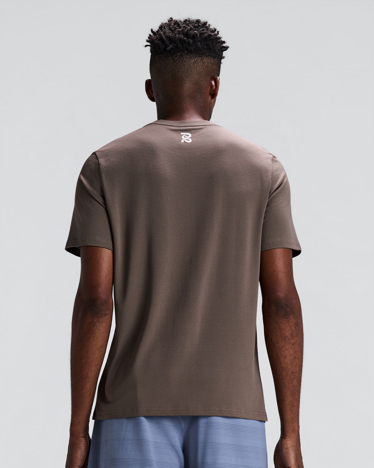 Men's Micromesh Run Tee Cocoa - vista posterior en modelo