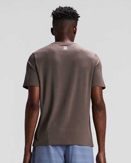 Men's Micromesh Run Tee Cocoa - vista posterior en modelo
