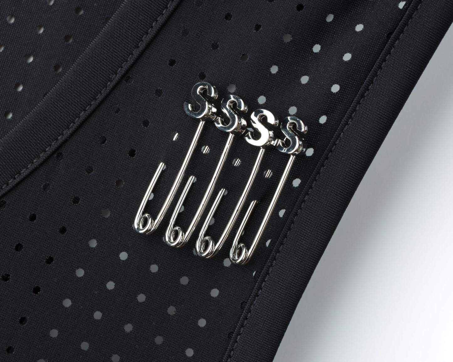 Space-O Singlet - detalle de los 4 S-Pins incluidos para el dorsal