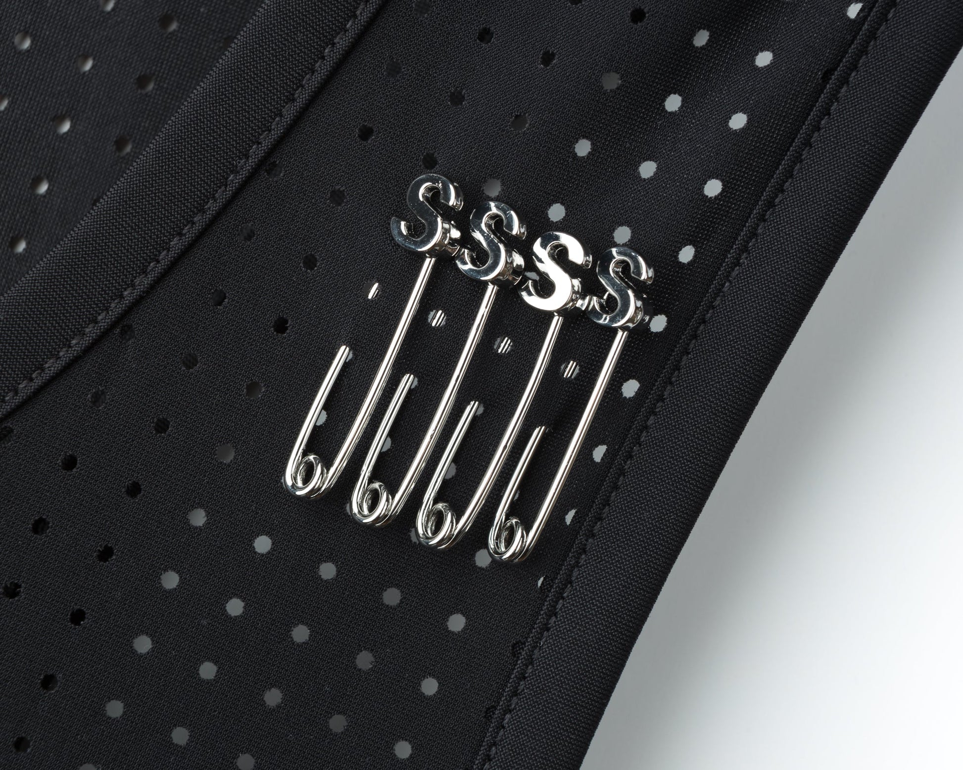 Space-O Singlet - detalle de los 4 S-Pins incluidos para el dorsal