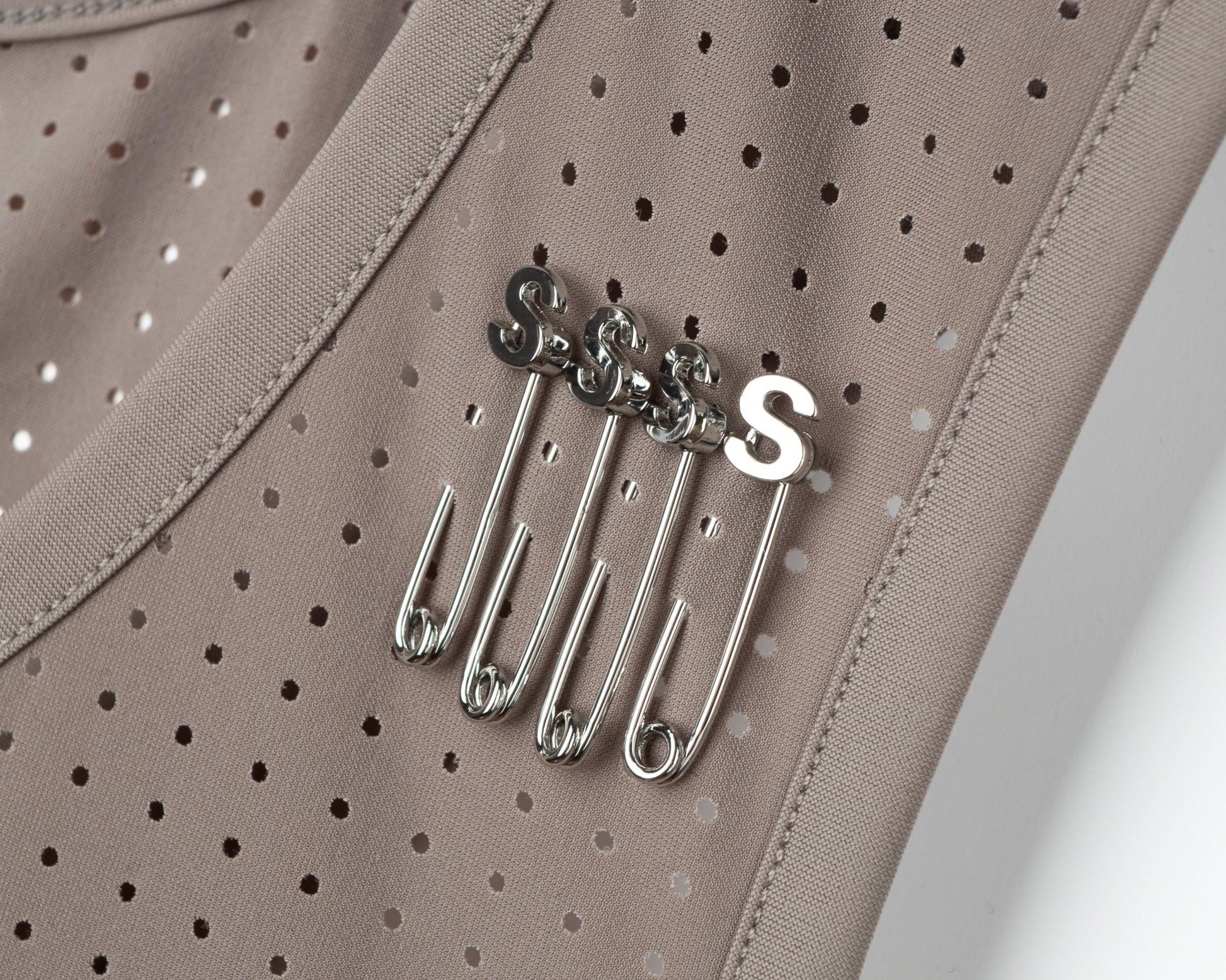 Space-O Singlet Falcon - detalle de los S-Pins y del micro jersey perforado