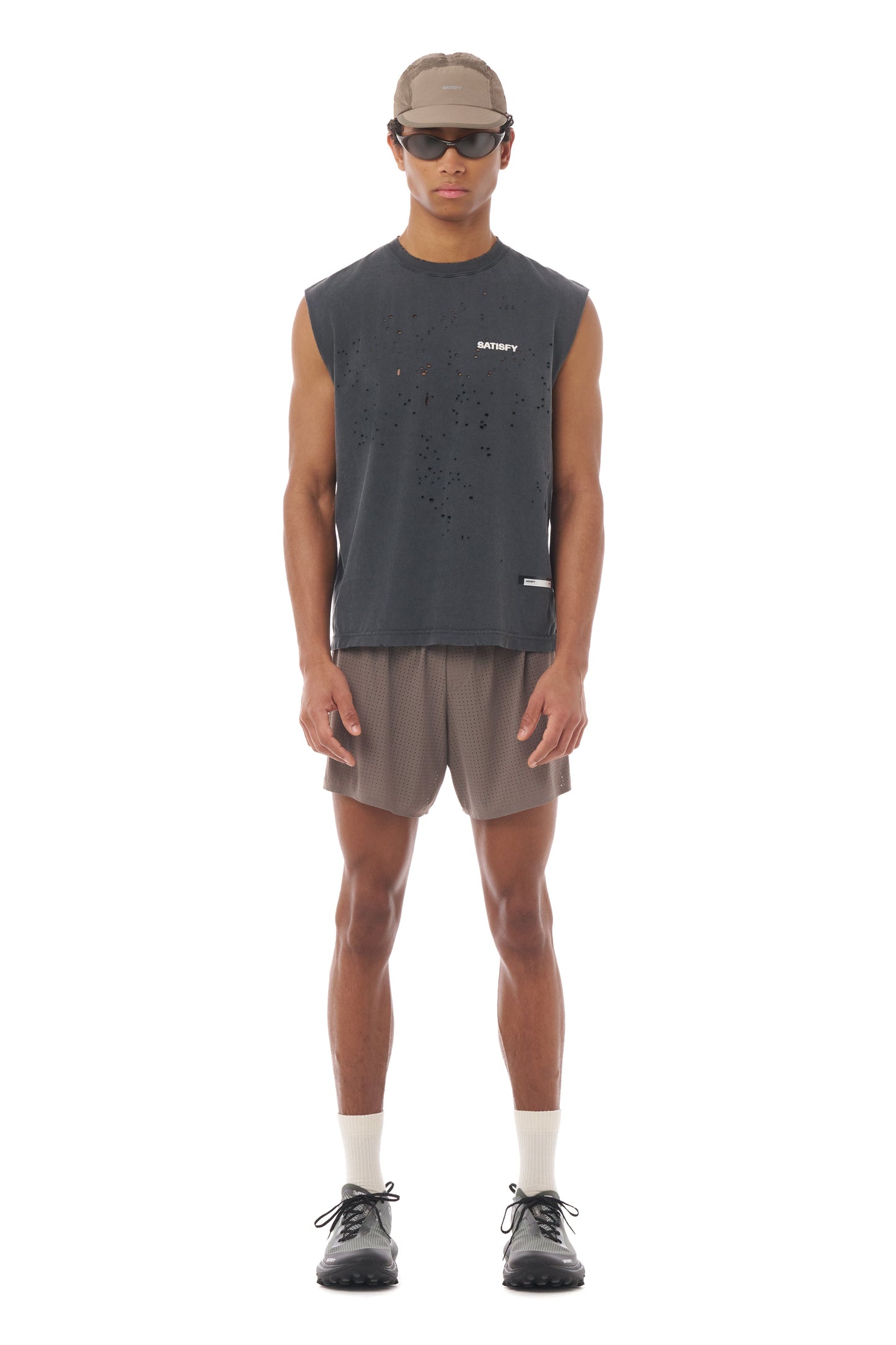MothTech Muscle Tee Aged Black - vista frontal en modelo