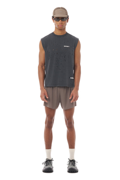 MothTech Muscle Tee Aged Black - vista frontal en modelo