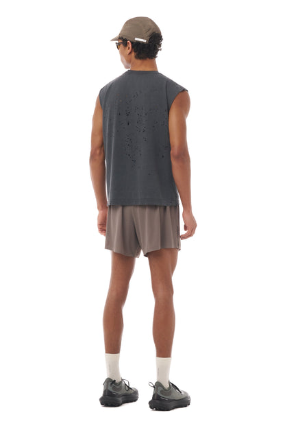 MothTech Muscle Tee Aged Black - vista posterior en modelo