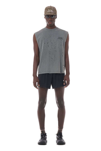 MothTech Muscle Tee Faded Black - vista frontal en modelo