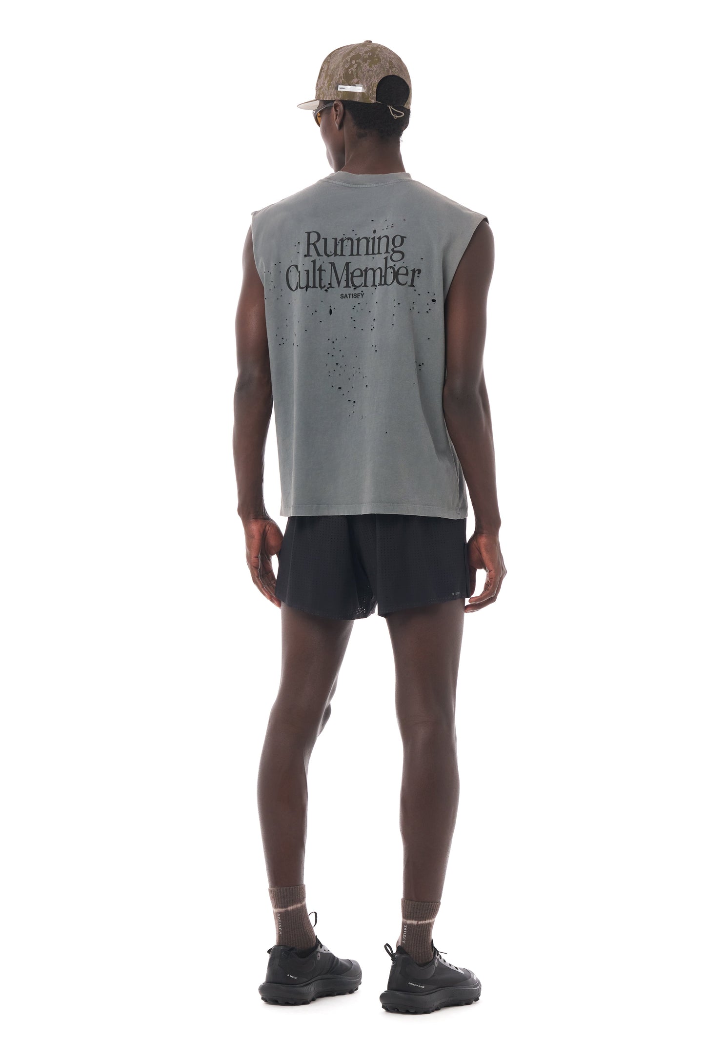 MothTech Muscle Tee Faded Black - vista posterior en modelo con estampado Running Cult Member