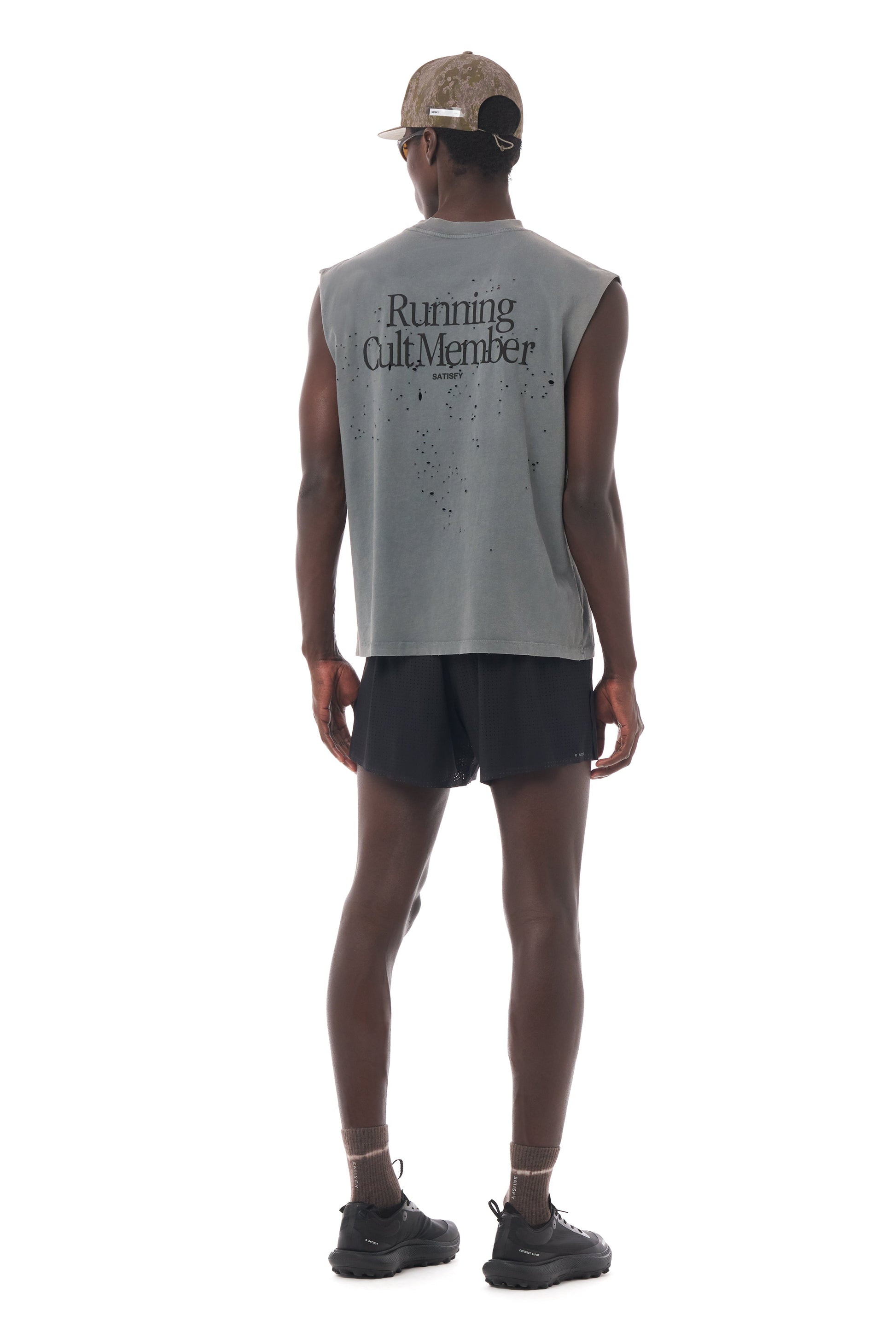 MothTech Muscle Tee Faded Black - vista posterior en modelo con estampado Running Cult Member
