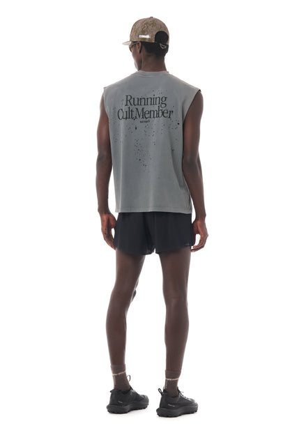 MothTech Muscle Tee Faded Black - vista posterior en modelo con estampado Running Cult Member