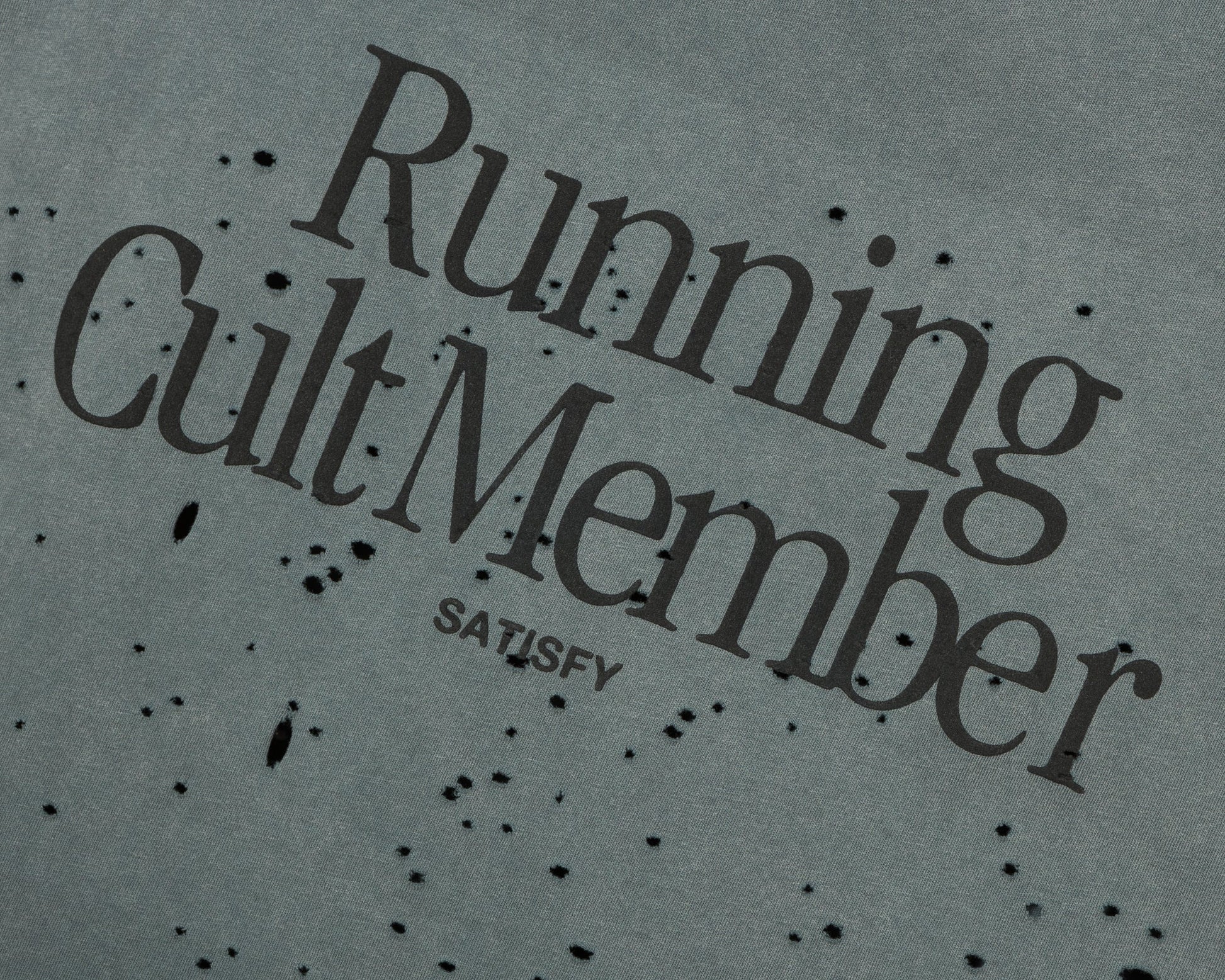 MothTech Muscle Tee Faded Black - detalle del estampado Running Cult Member