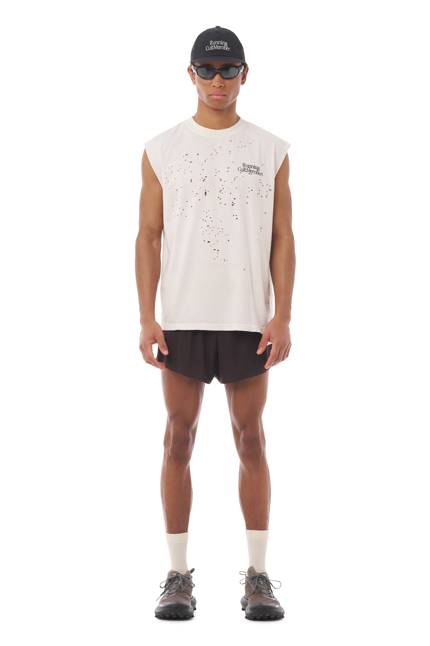 MothTech Muscle Tee Off-White - vista frontal en modelo