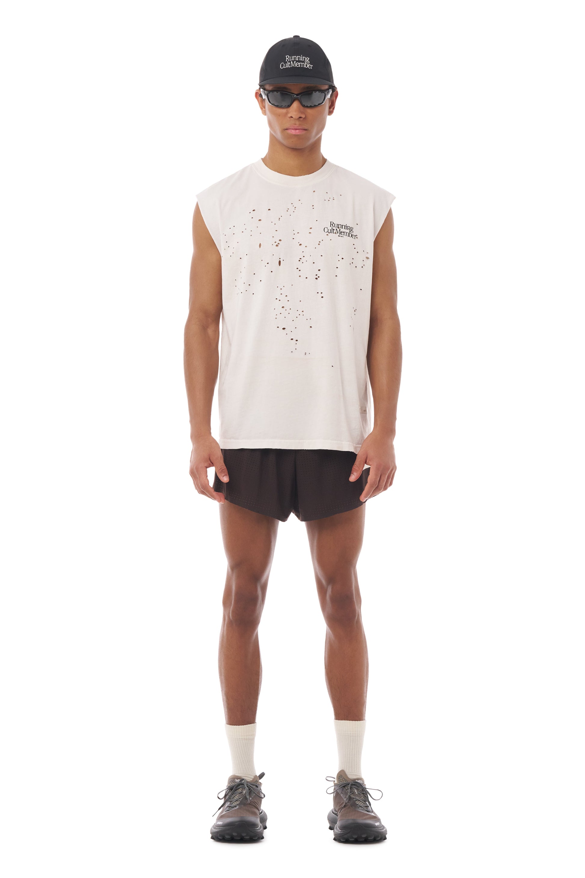 MothTech Muscle Tee Off-White - vista frontal en modelo