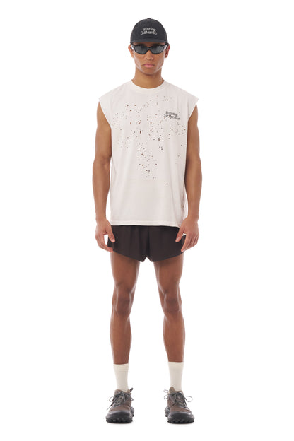 MothTech Muscle Tee Off-White - vista frontal en modelo