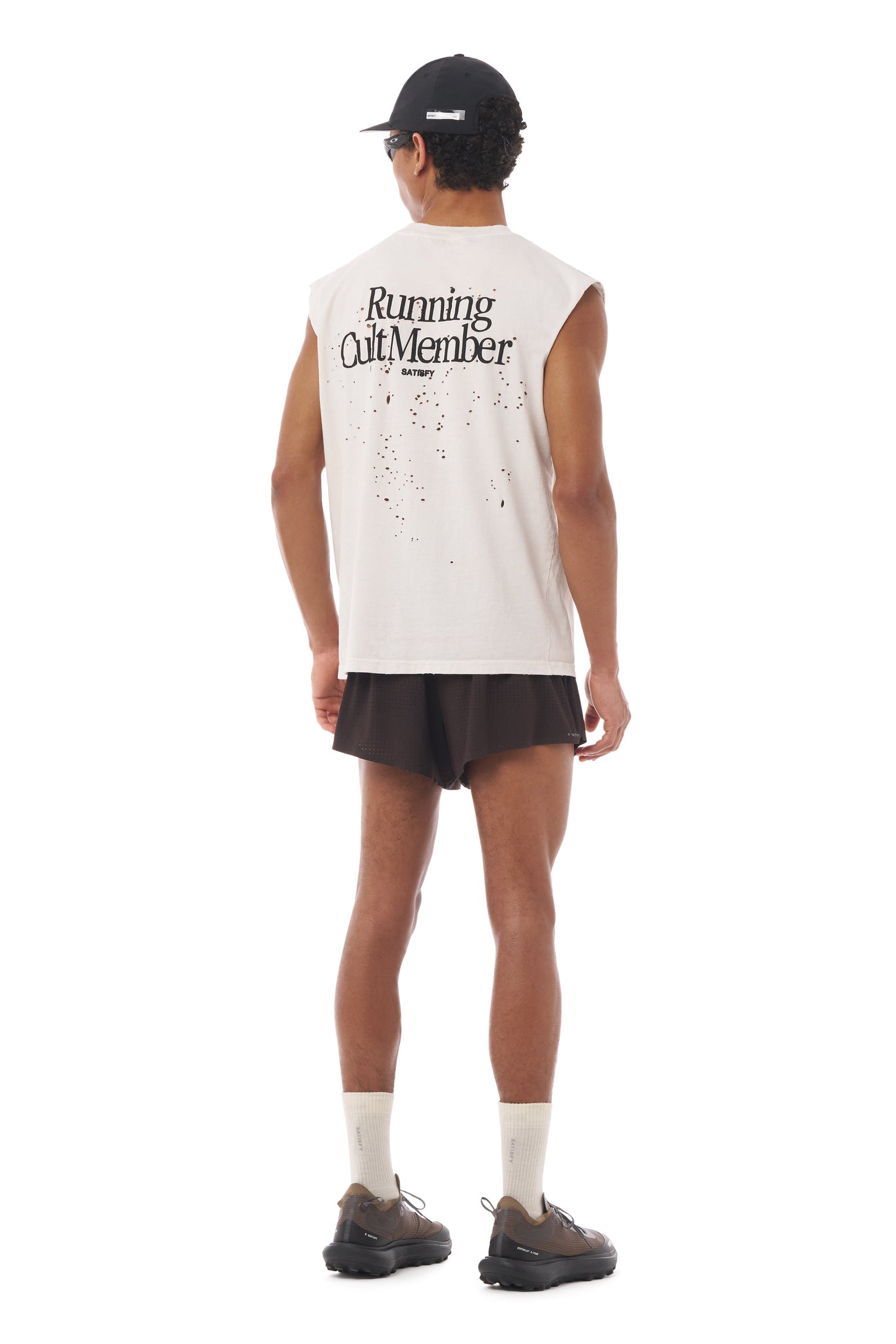 MothTech Muscle Tee Off-White - vista posterior en modelo con estampado Running Cult Member
