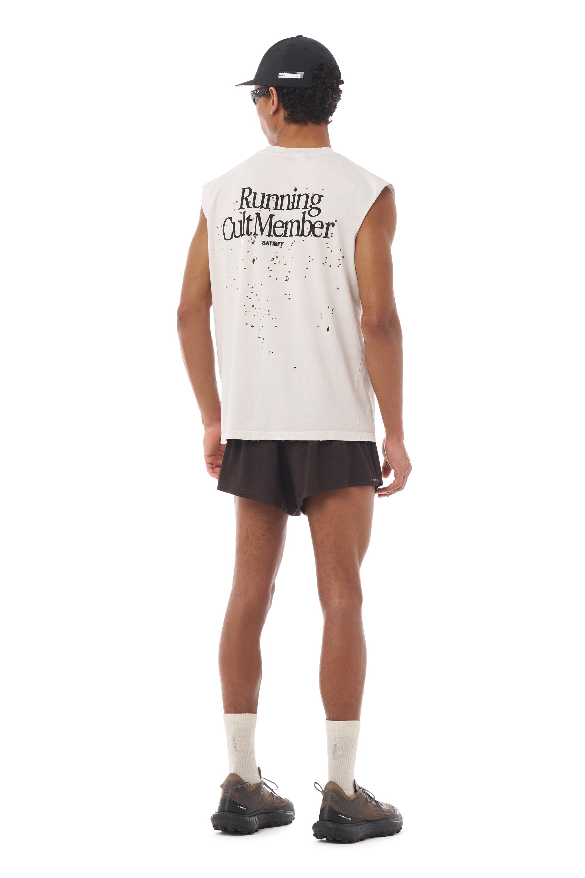 MothTech Muscle Tee Off-White - vista posterior en modelo con estampado Running Cult Member