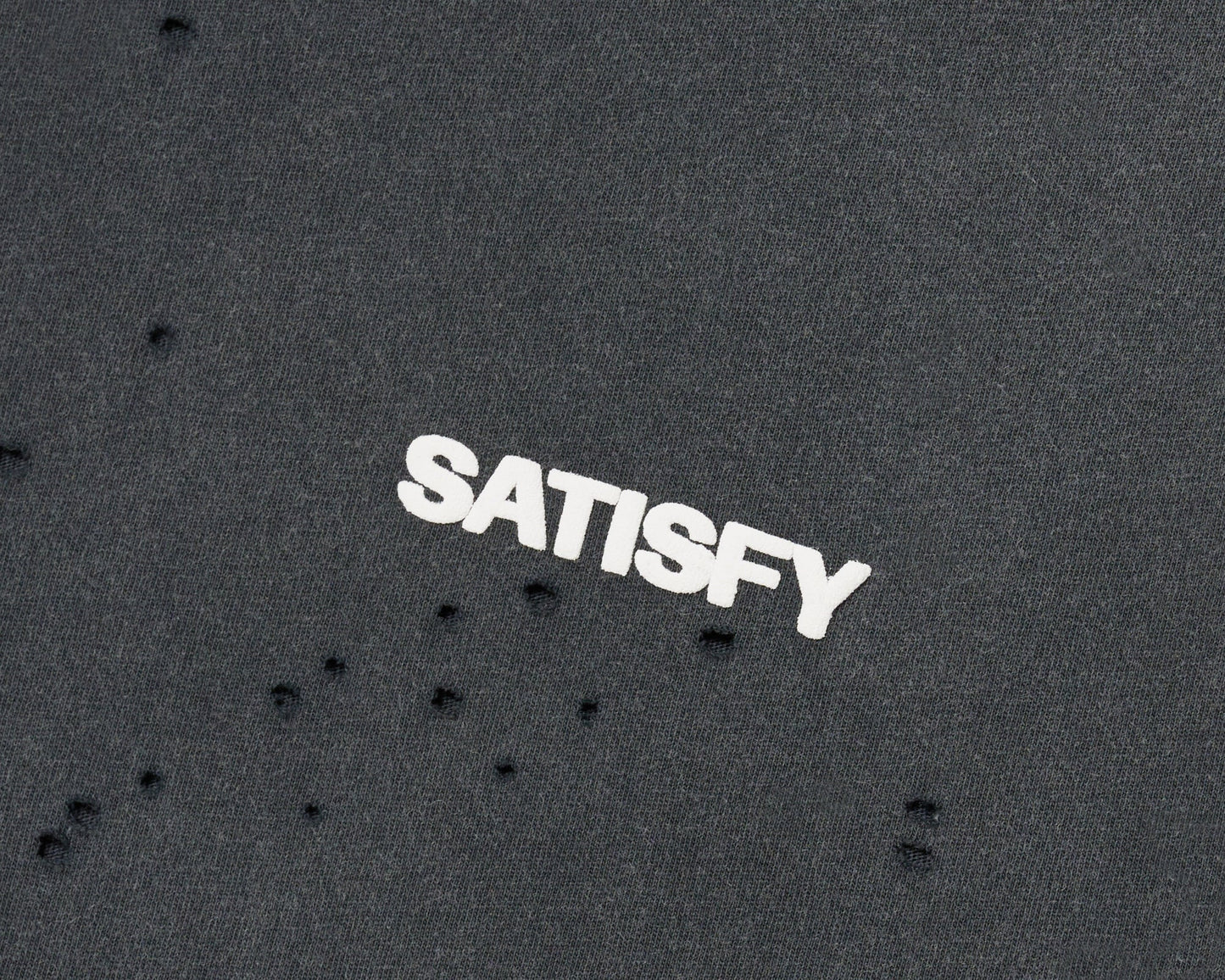 MothTech Muscle Tee Aged Black - detalle del logo Satisfy en el pecho
