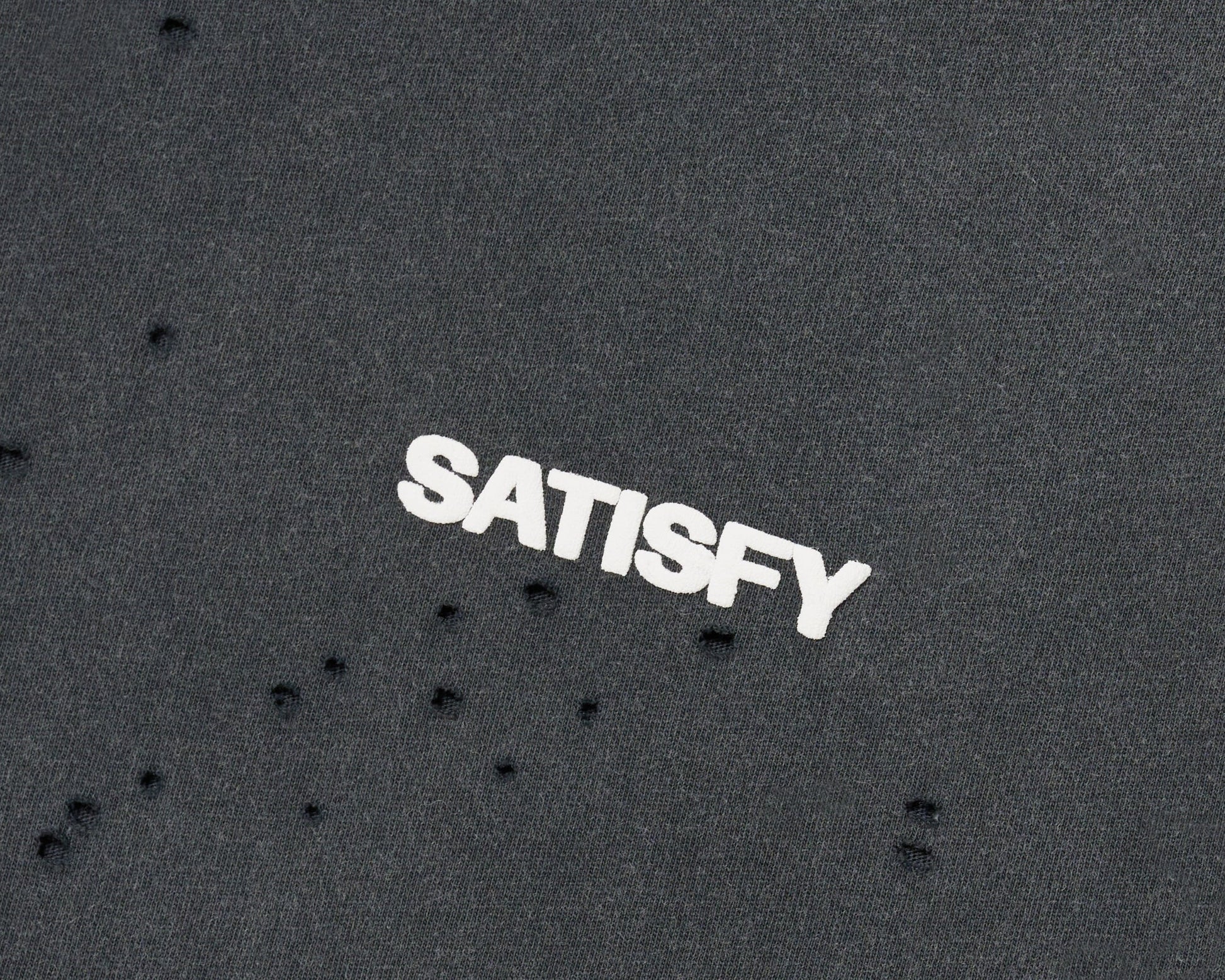 MothTech Muscle Tee Aged Black - detalle del logo Satisfy en el pecho