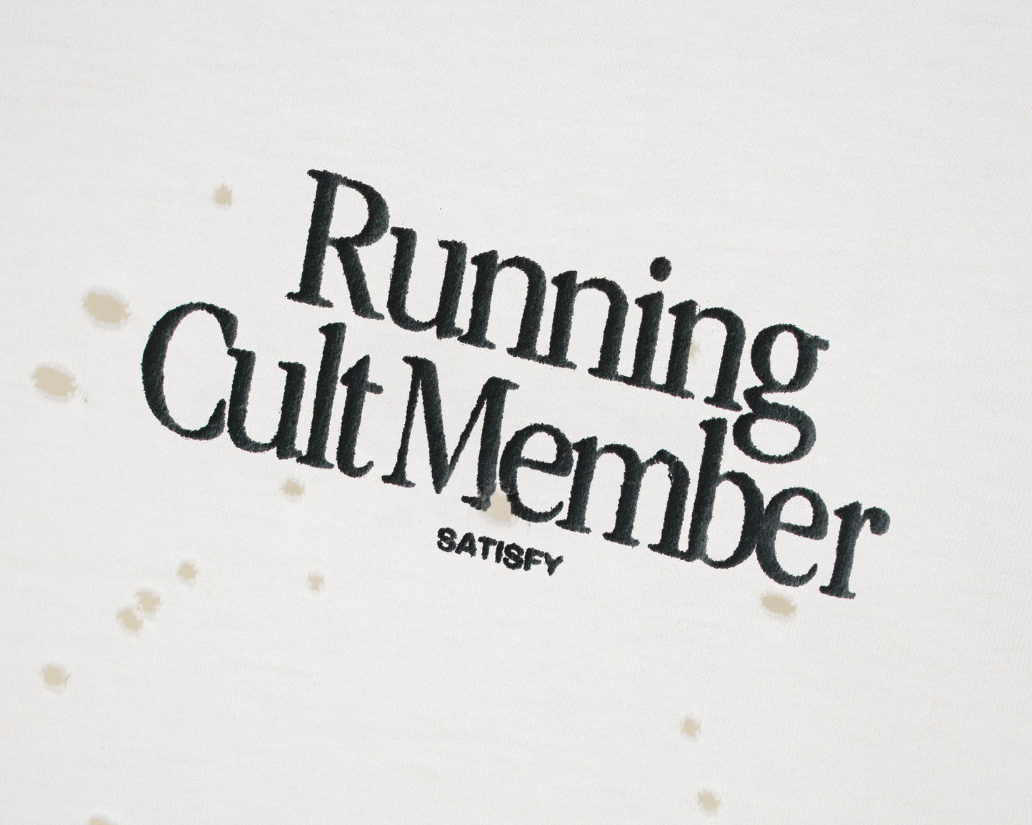 MothTech Muscle Tee Off-White - detalle del estampado Running Cult Member