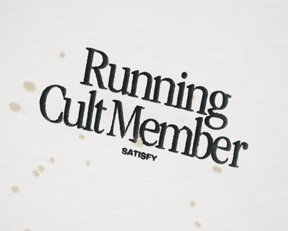 MothTech Muscle Tee Off-White - detalle del estampado Running Cult Member