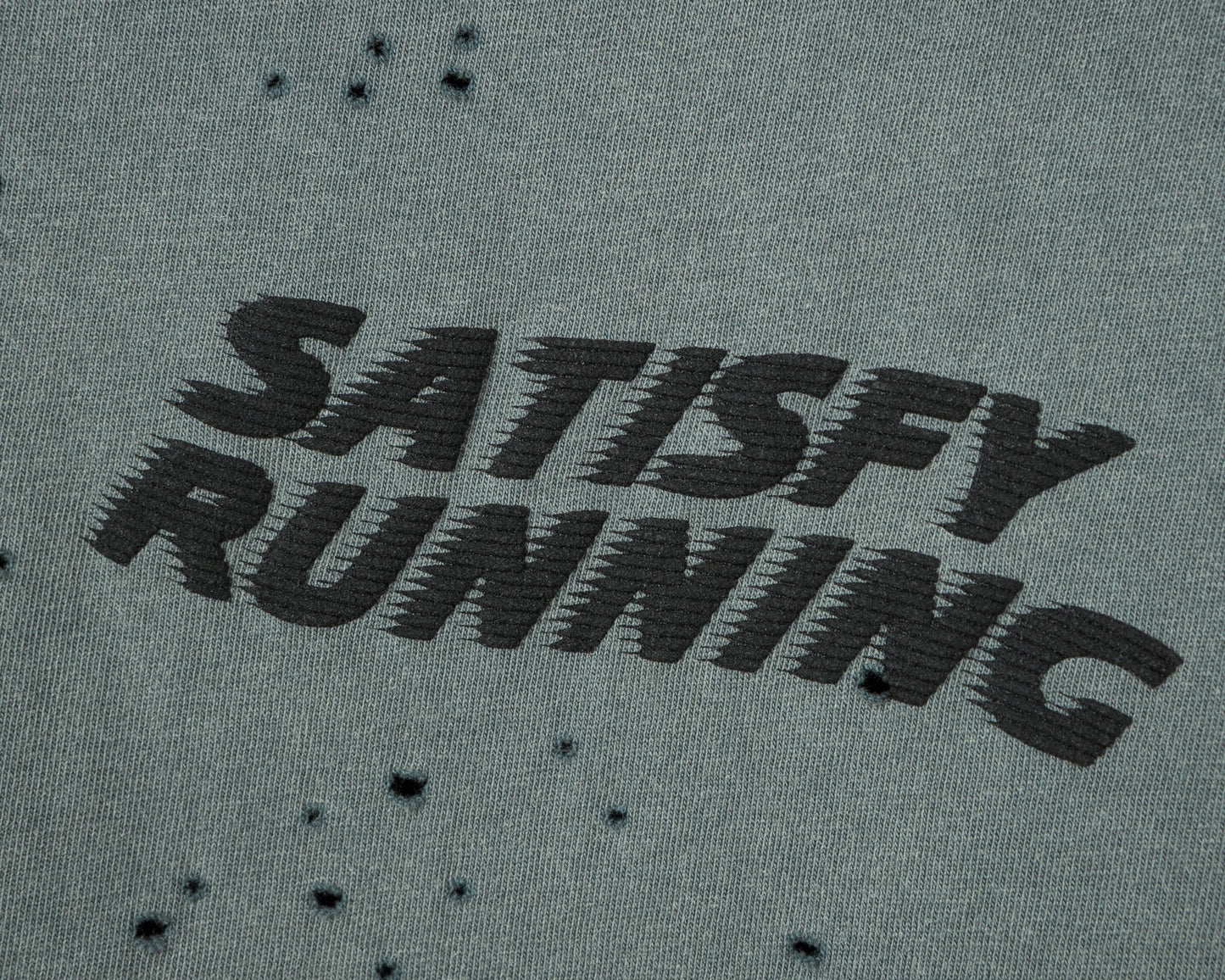 MothTech T-Shirt Faded Black - detalle del logo Satisfy Running en el pecho