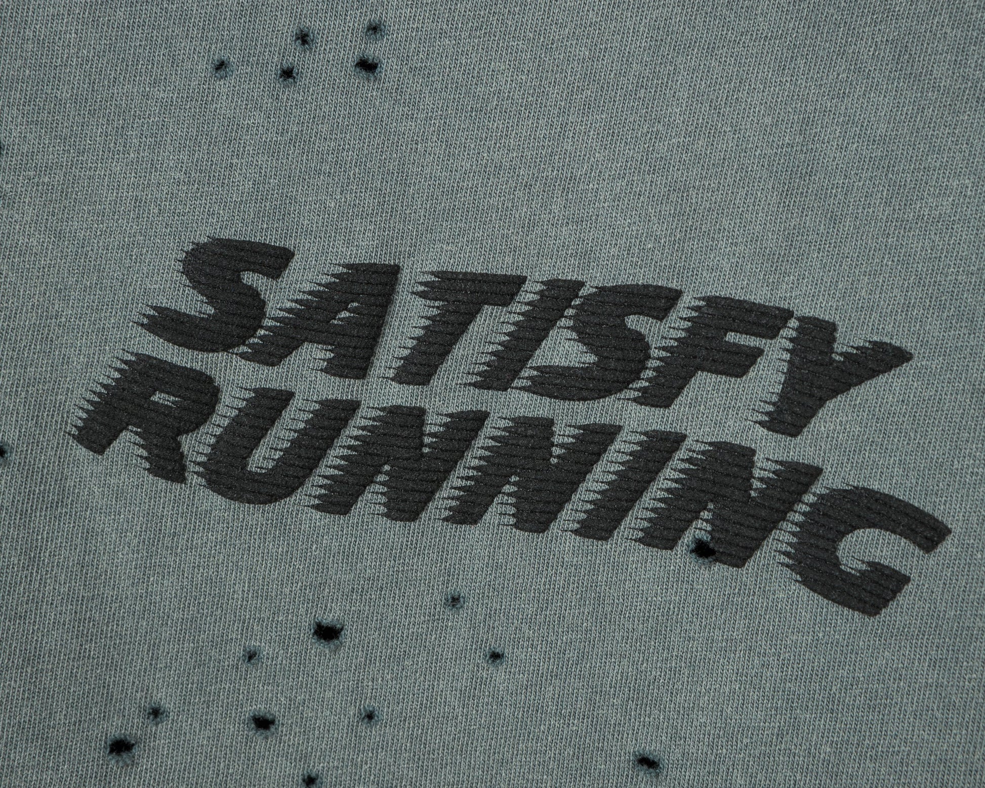 MothTech T-Shirt Faded Black - detalle del logo Satisfy Running en el pecho
