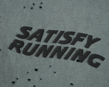 MothTech T-Shirt Faded Black - detalle del logo Satisfy Running en el pecho