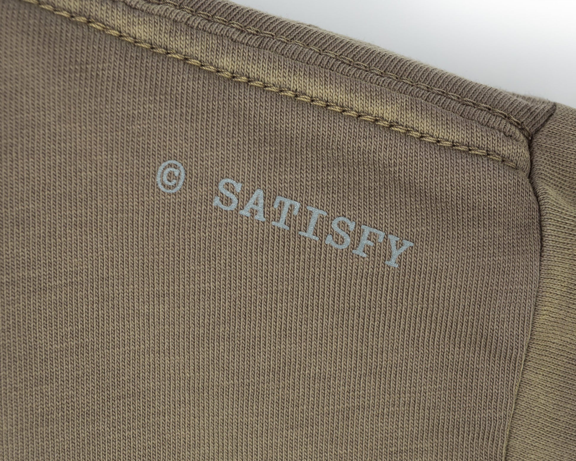 MothTech T-Shirt Sun Bleached Falcon - detalle del logo Satisfy