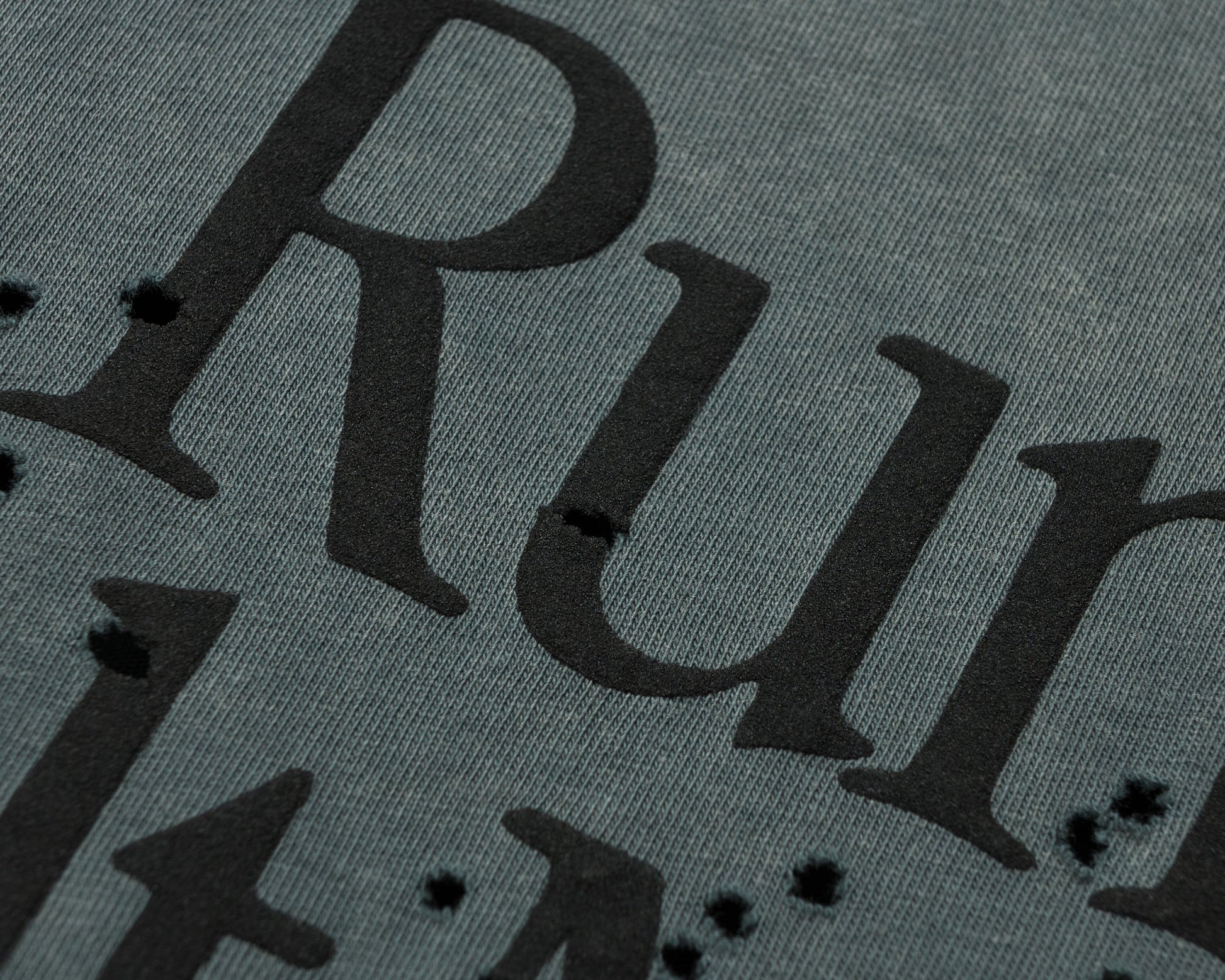 MothTech T-Shirt Faded Black - detalle del estampado Running Cult Member