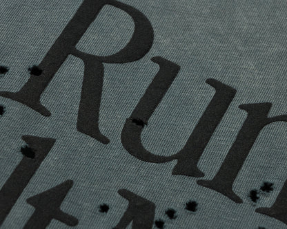 MothTech T-Shirt Faded Black - detalle del estampado Running Cult Member