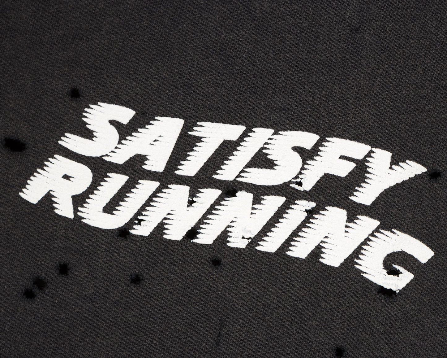 MothTech T-Shirt Aged Black - detalle del logo Satisfy Running en el pecho