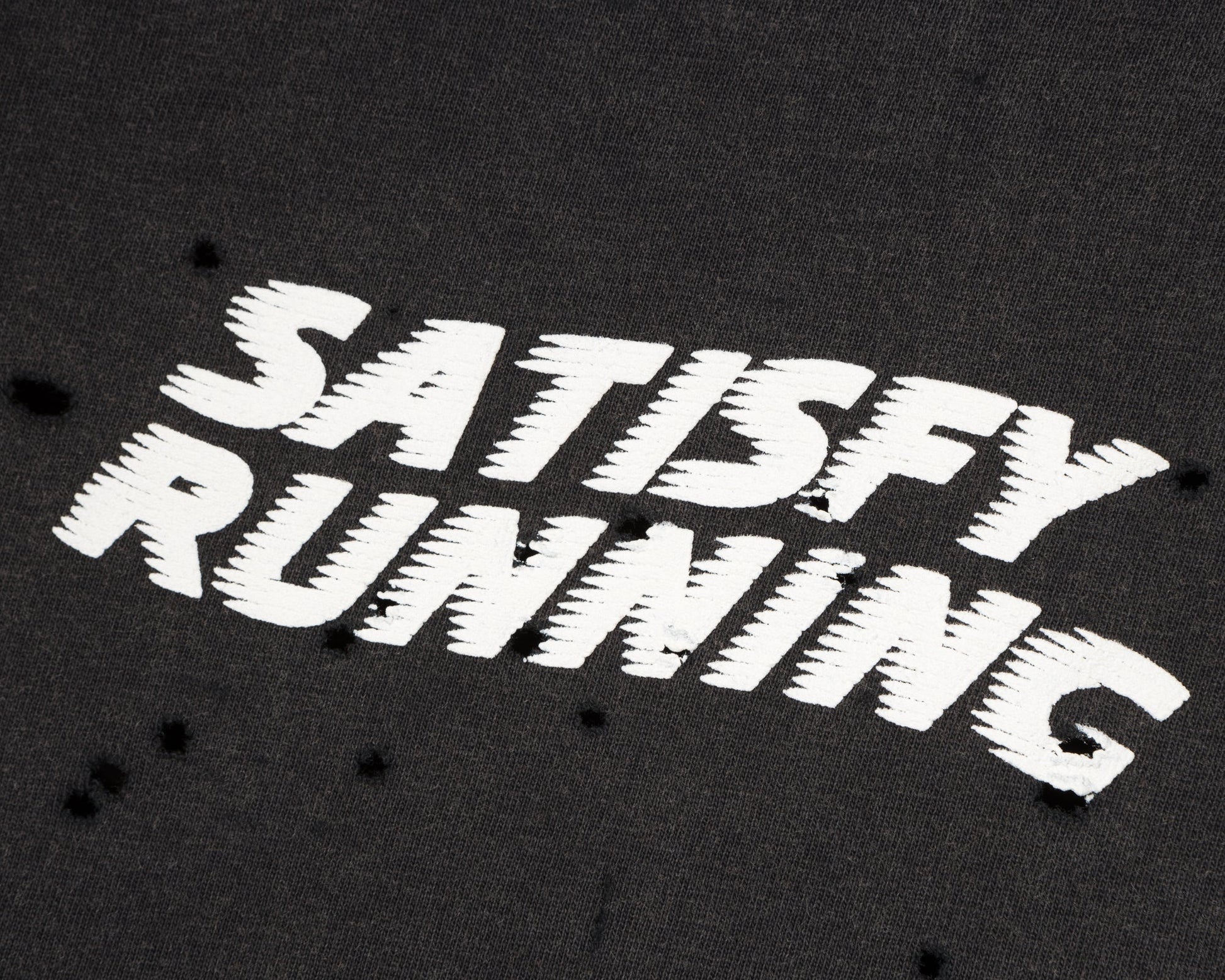 MothTech T-Shirt Aged Black - detalle del logo Satisfy Running en el pecho