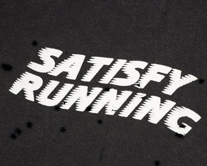 MothTech T-Shirt Aged Black - detalle del logo Satisfy Running en el pecho