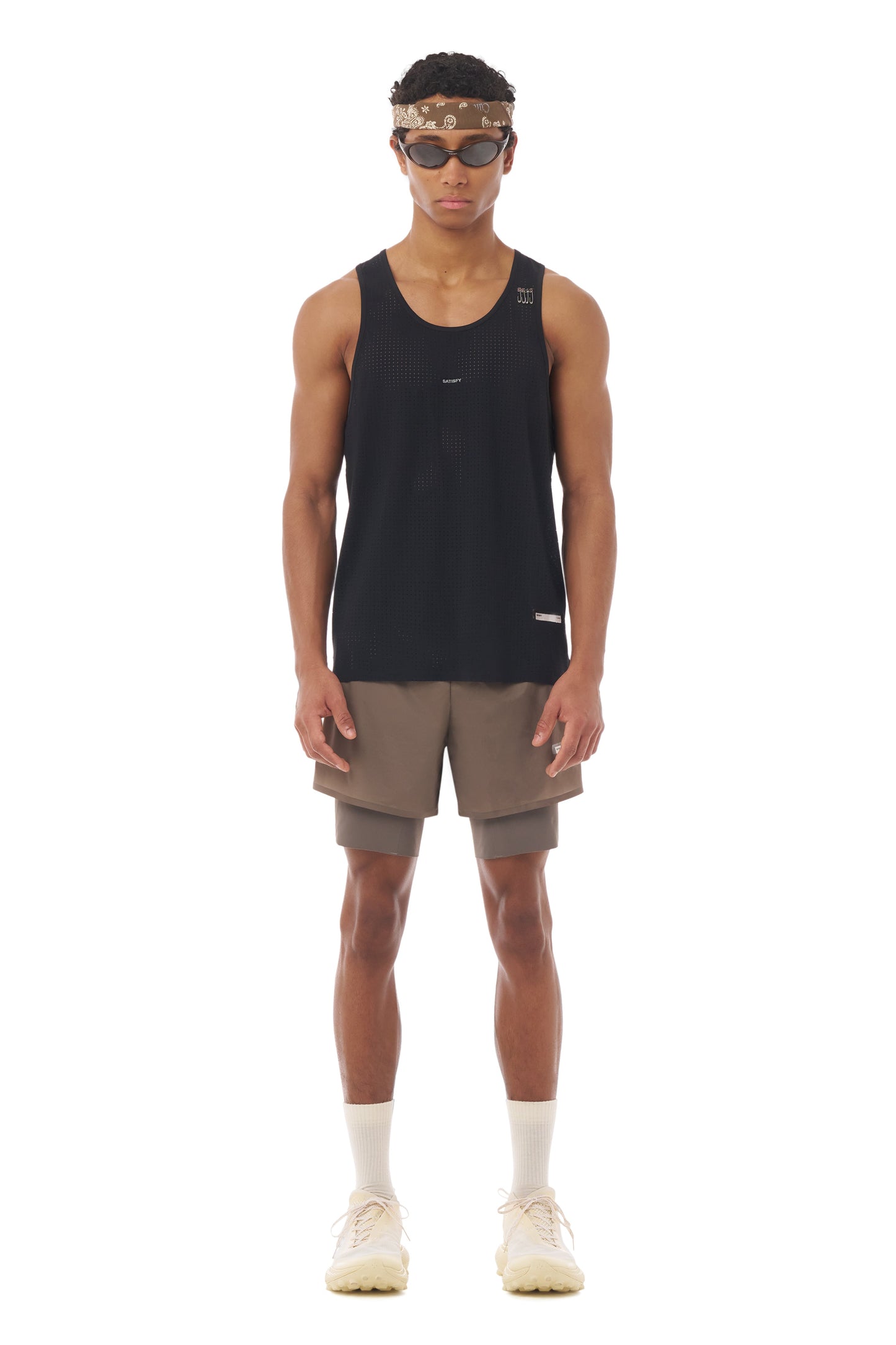 Space-O Singlet Black - vista frontal en modelo