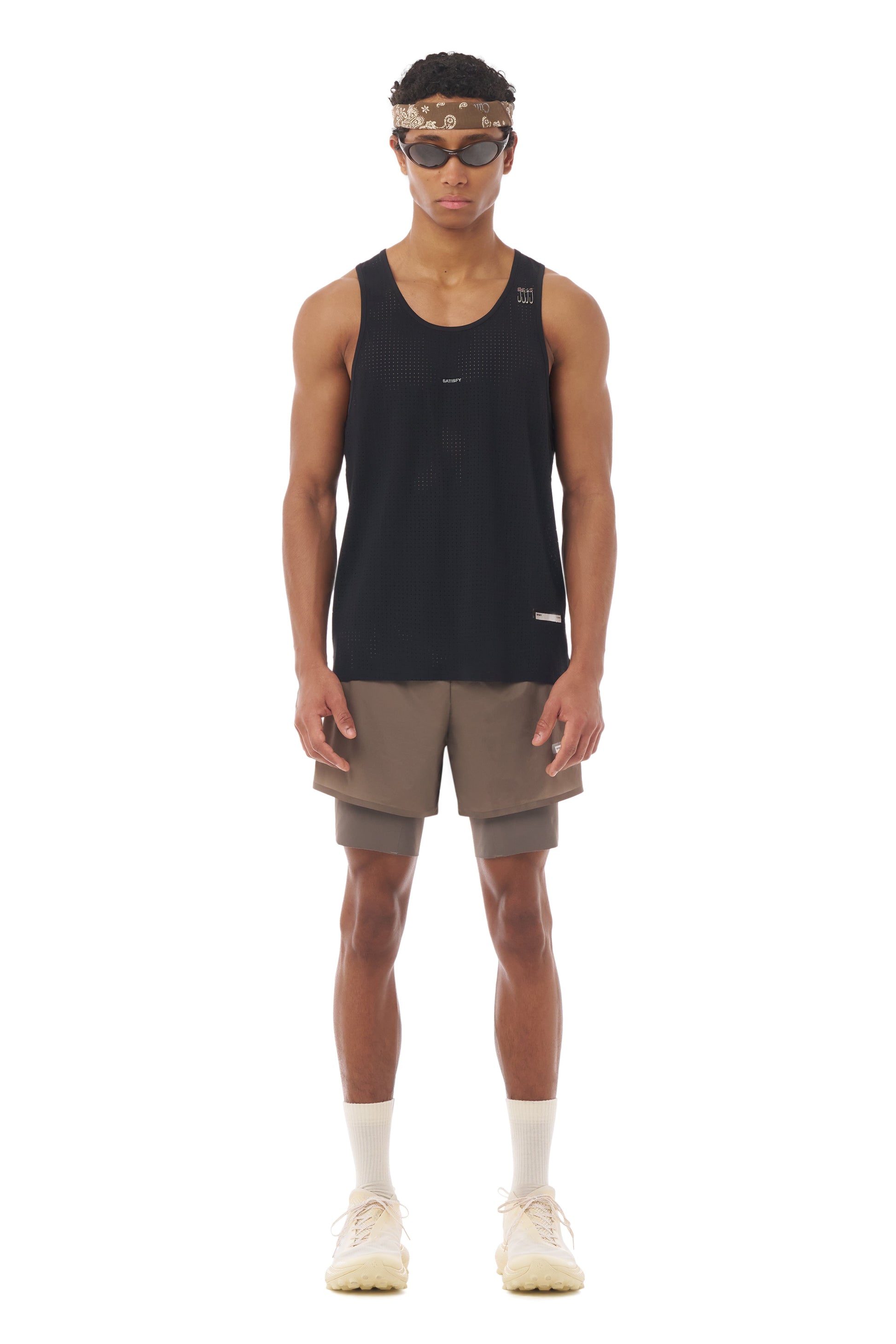 Space-O Singlet Black - vista frontal en modelo