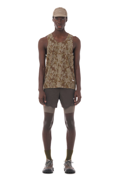 Space-O Camo Singlet - vista frontal en modelo