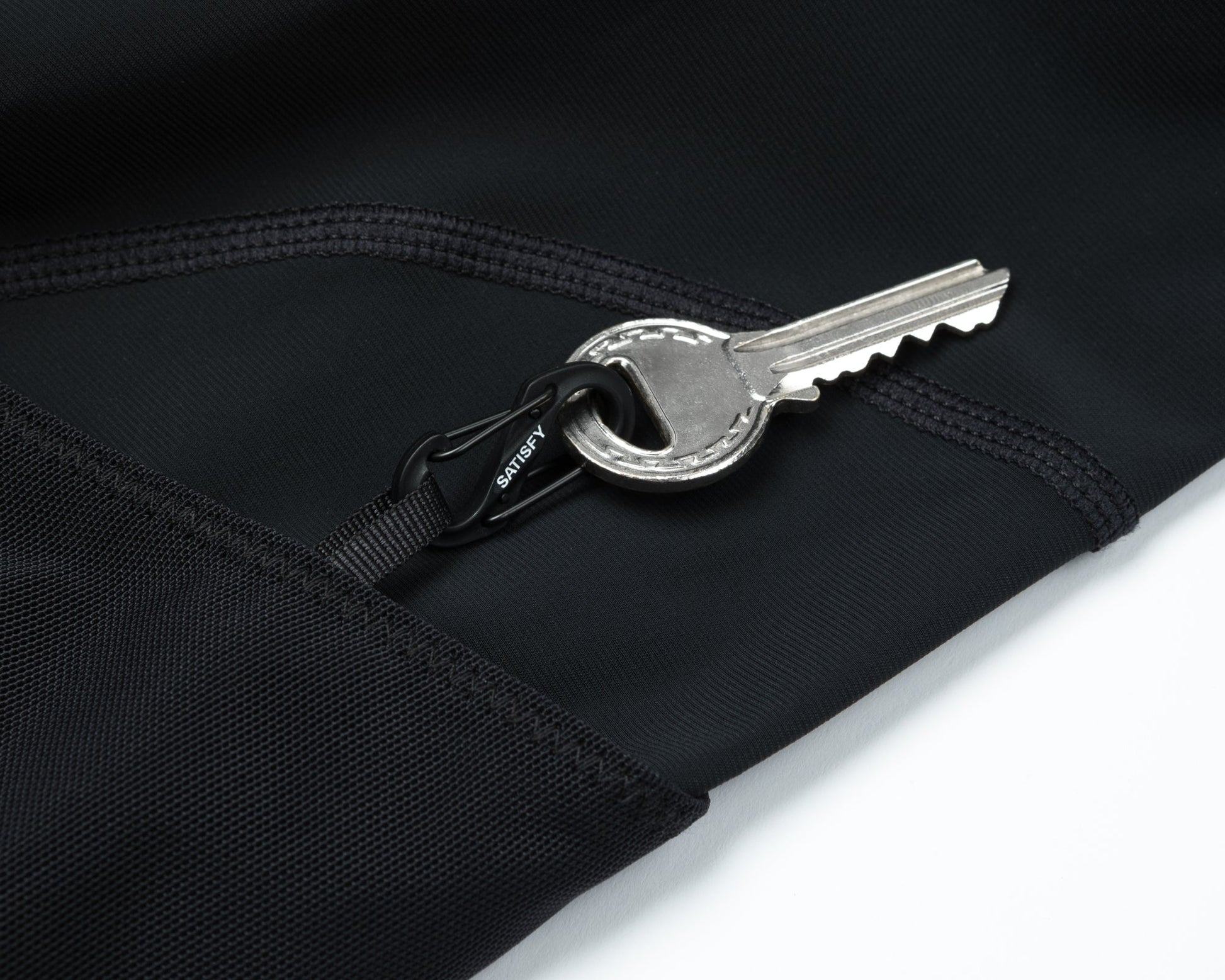 TechSilk Evo 9" Cargo Half Tights - detalle del mini S-Carabiner para las llaves
