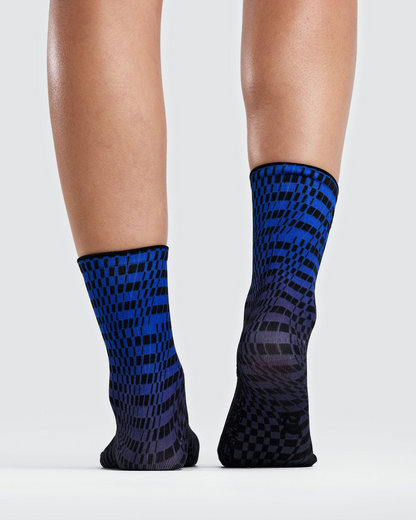 Medias de running Bandit Lite Run, color Bauhaus Blue - vista posterior en modelo