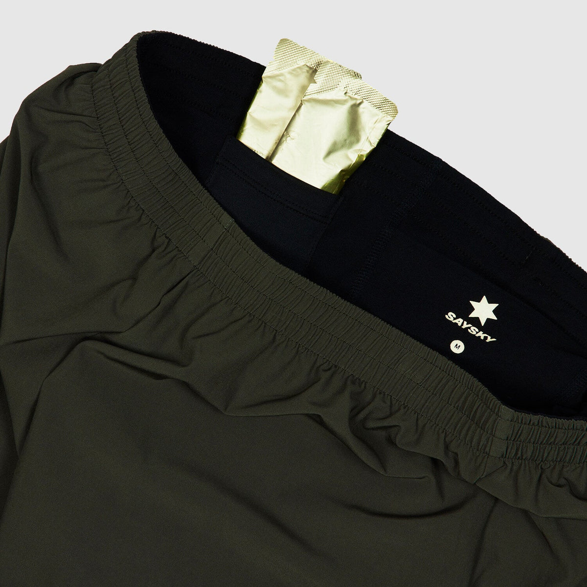 Short 2 en 1 SAYSKY 5" para hombre, color verde - detalle