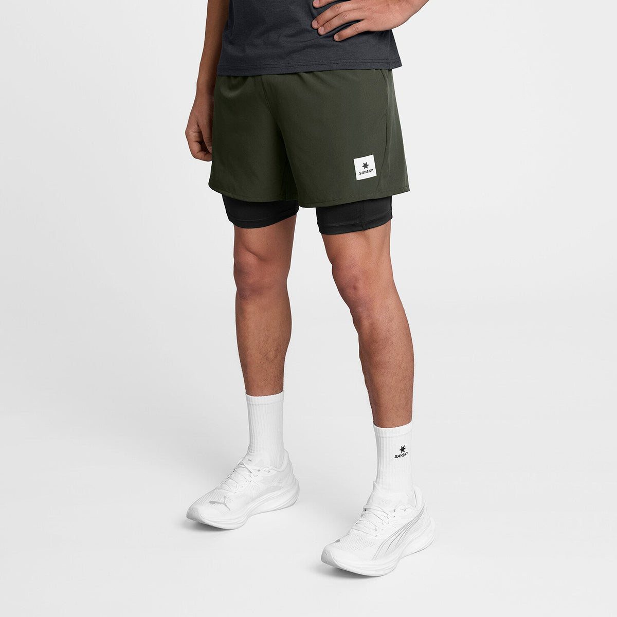 Short 2 en 1 SAYSKY 5" para hombre, color verde - vista frontal en modelo