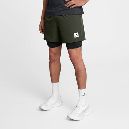 Short 2 en 1 SAYSKY 5" para hombre, color verde - vista frontal en modelo