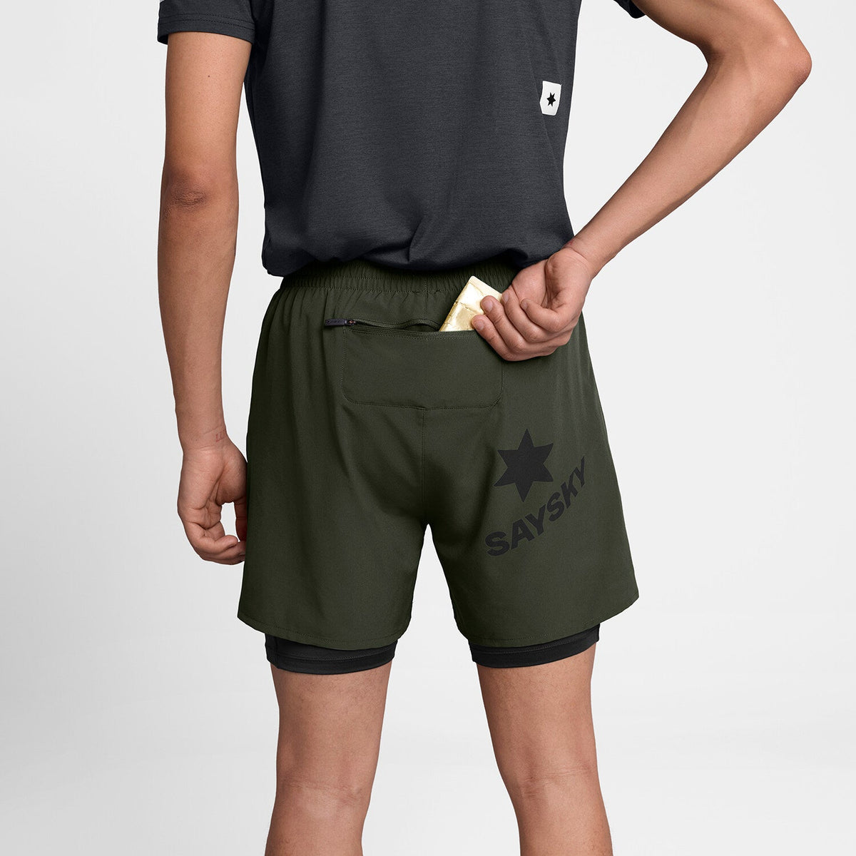 Short 2 en 1 SAYSKY 5" para hombre, color verde - vista posterior en modelo