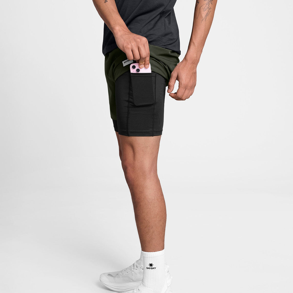 Short 2 en 1 SAYSKY 5" para hombre, color verde - vista lateral en modelo