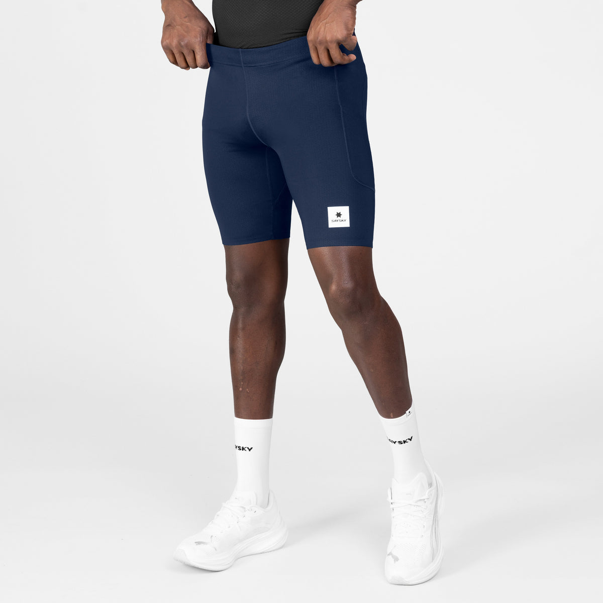 Malla corta SAYSKY Combat+ 9" para hombre, color azul - vista frontal en modelo