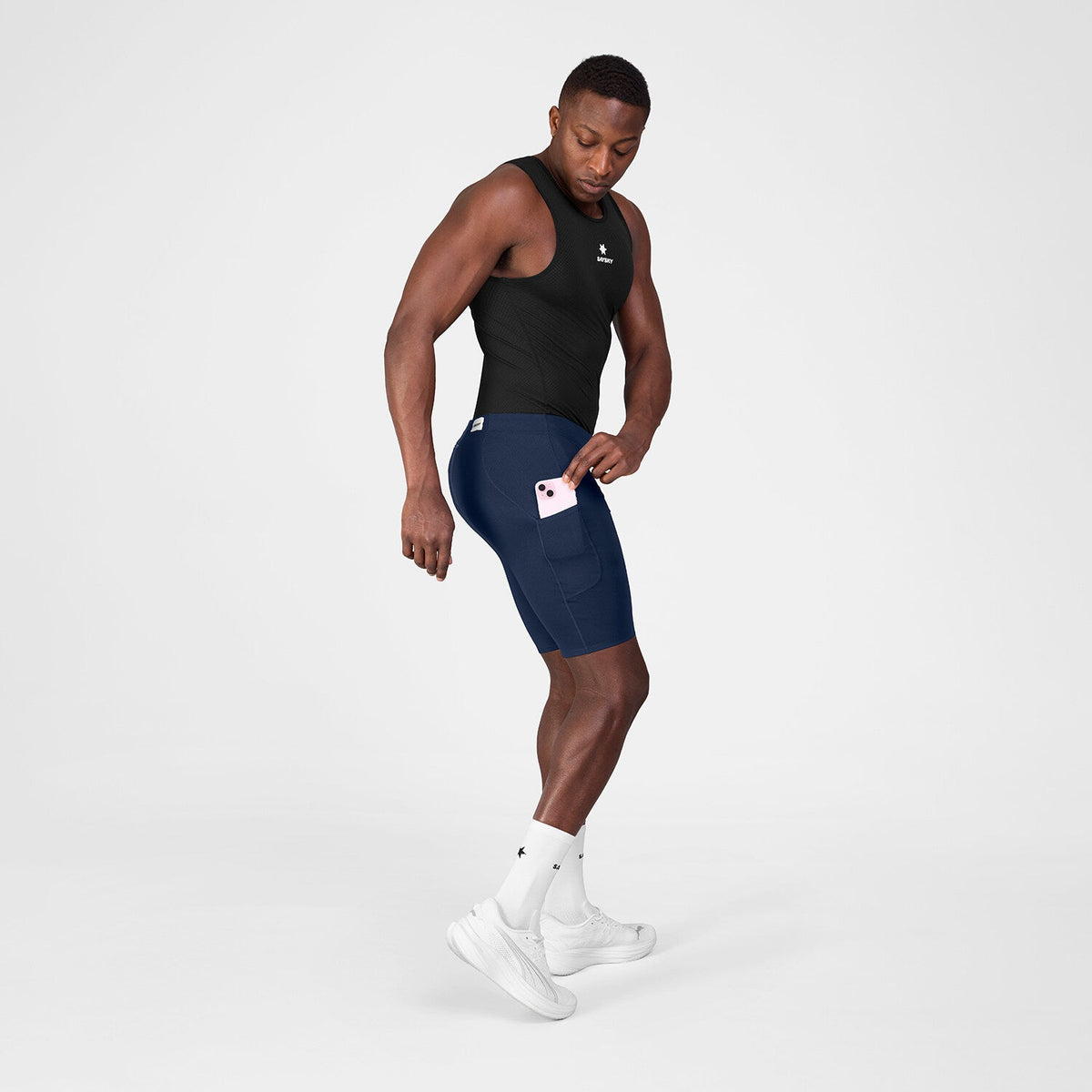 Malla corta SAYSKY Combat+ 9" para hombre, color azul - vista lateral en modelo