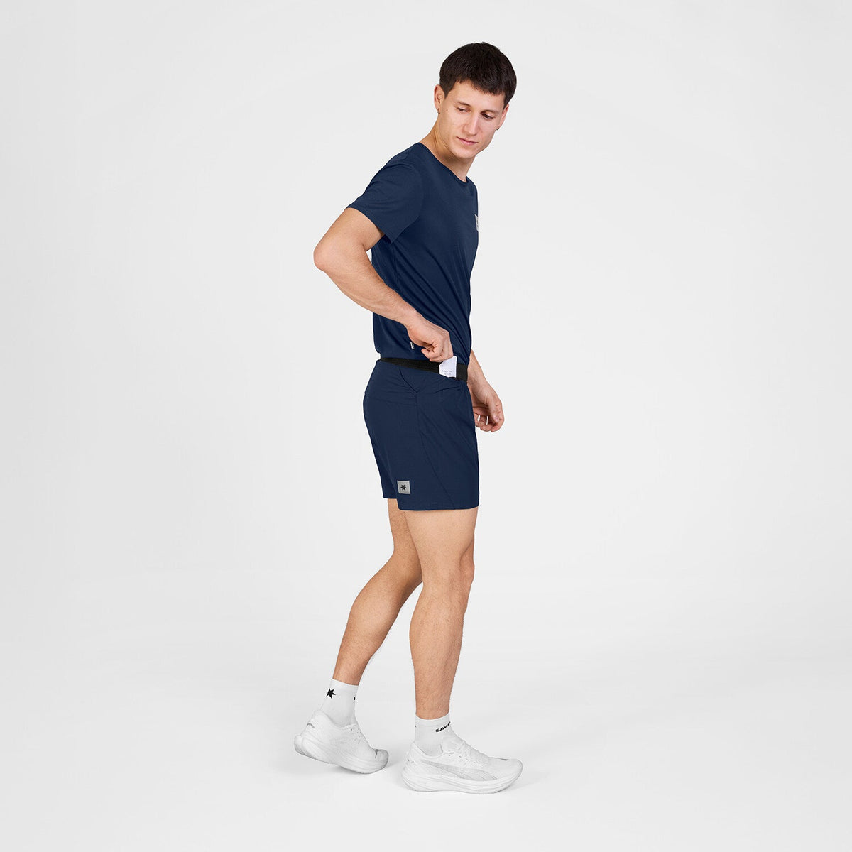 Short de running SAYSKY Flow 5" para hombre, color azul - vista lateral en modelo